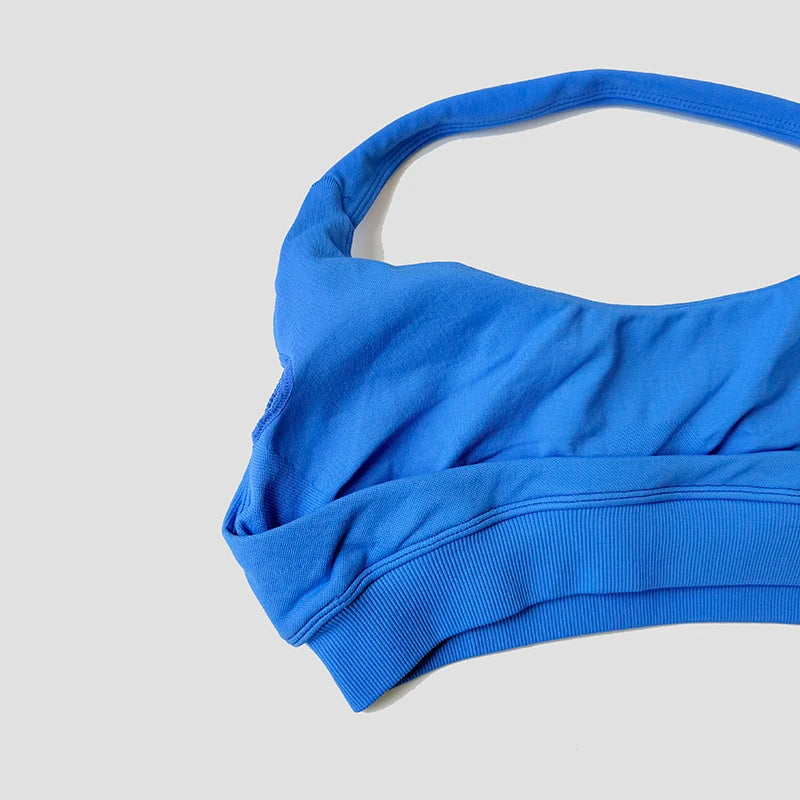 Sutiã esportivo sem costura com alças halter, top cropped sexy com bojo nas costas para yoga e academia.