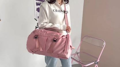 Mochila Travel Academy Sports com compartimento impermeável para sapatos, alça lateral e capacidade de 30 litros.